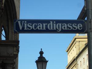 Viscardigasse became known as Dr&uuml;ckebergergasse (Dodger's Alley) during the Third Reich.  It was the only way to 'dodge' saluting the plaque by sneaking through this alley.  This was a small act of civic defiance.