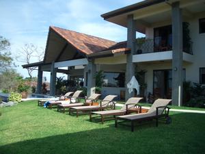 Herb's resort home in Costa Rica.  Herb is the owner of the company where Jeff & Dee Dee's daughter works.  We had asked him if he would recommend a place for us to stay, one night, until our time share cost was ready.  He offered his resort villa for our use.