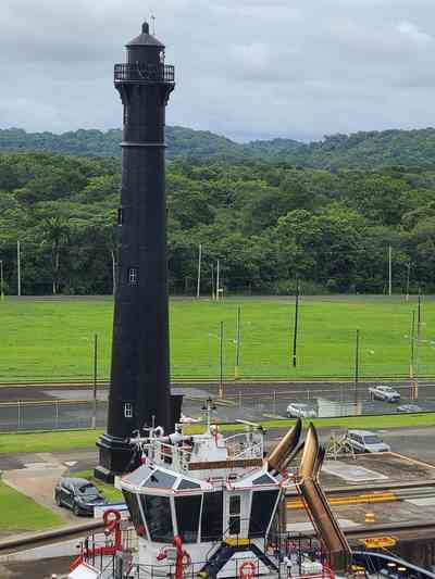 ...whereas a black lighthouse is no longer in use.