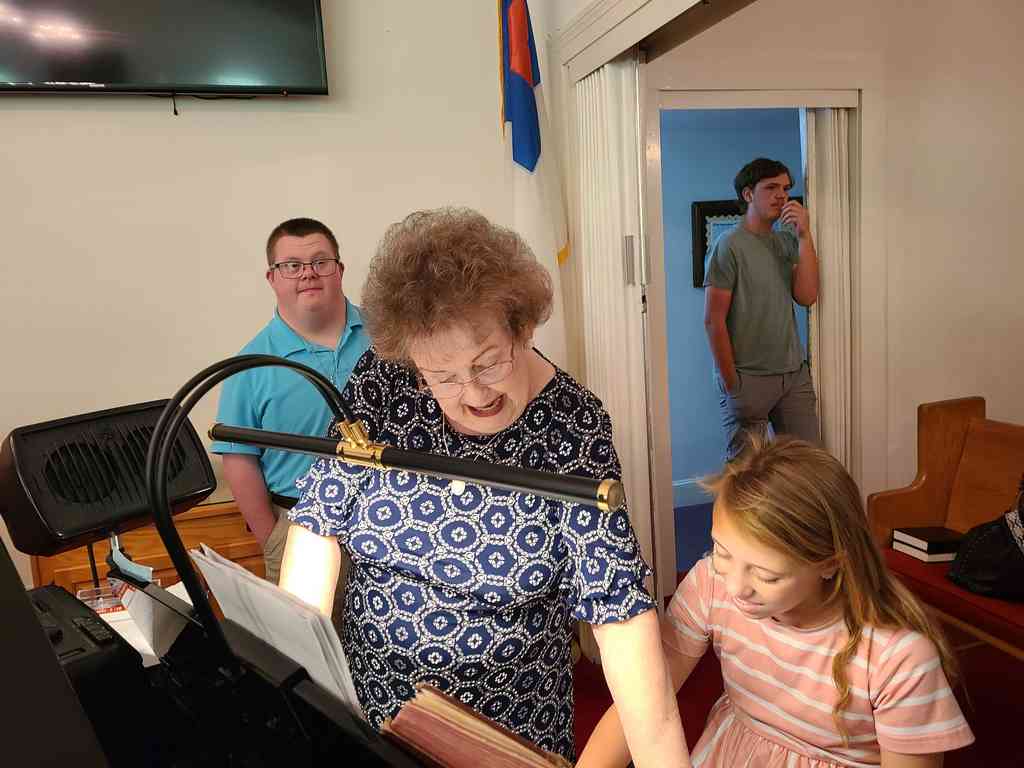 Helena getting piano coaching from Cousin Ginger.